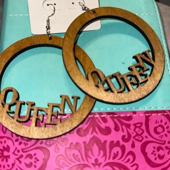 NWT Isabella wooden big hoops says queen on both Pierced backs cute 🥰 - Picture 1 of 4